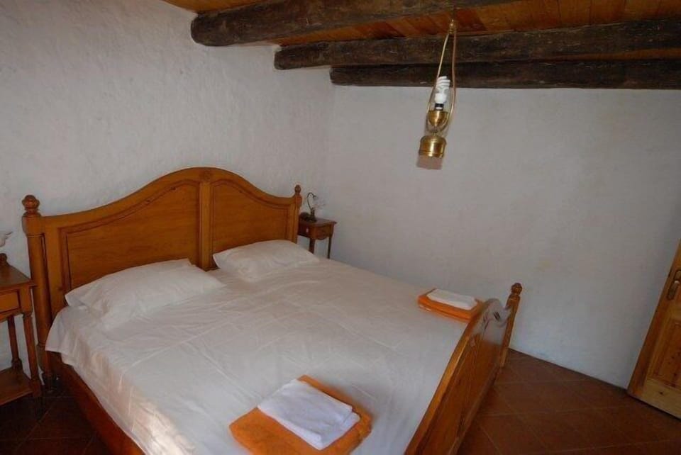 king double bedroom (bed size: 200 x 200 cm)
