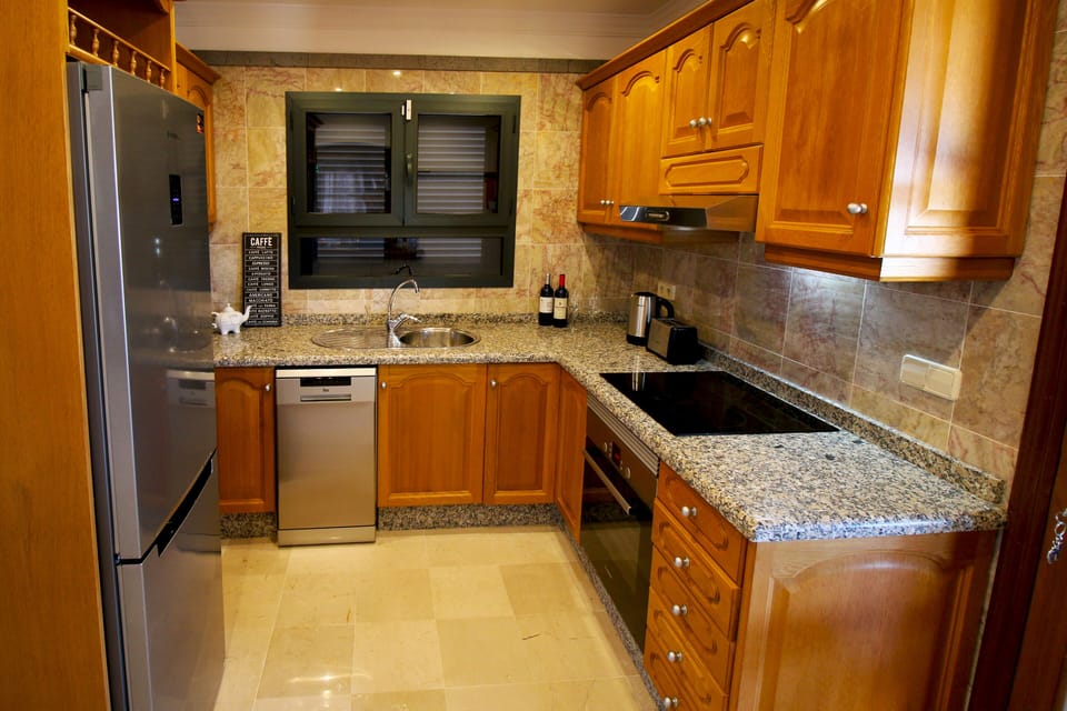 Fully equipped kitchen with top-of-the-range appliances
