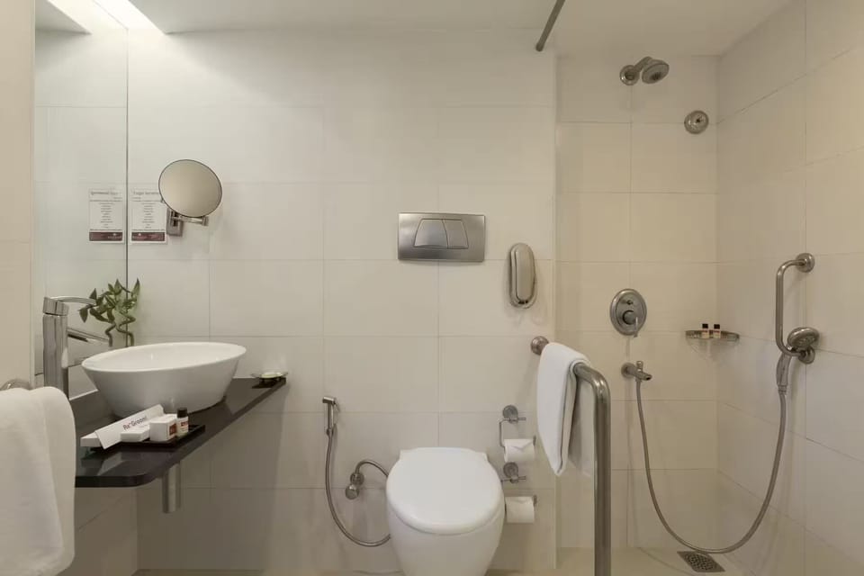 Suite | Bathroom | Shower, free toiletries, slippers, towels