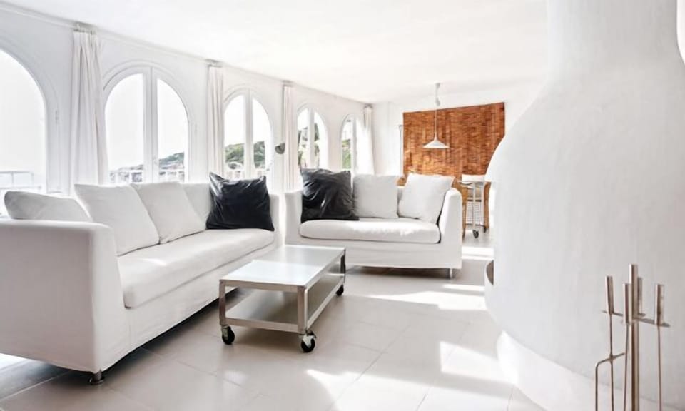 Oversize windows open to the sea along the main living / dining room 