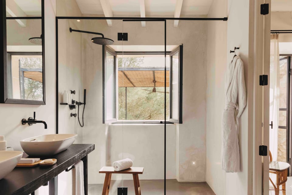 Deluxe Garden Terrace | Bathroom | Shower, free toiletries, hair dryer, bathrobes