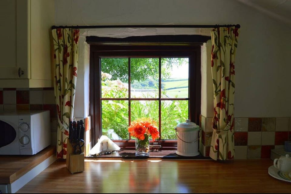 Barley Cottage | Private kitchen | Fridge, microwave, stovetop, dishwasher