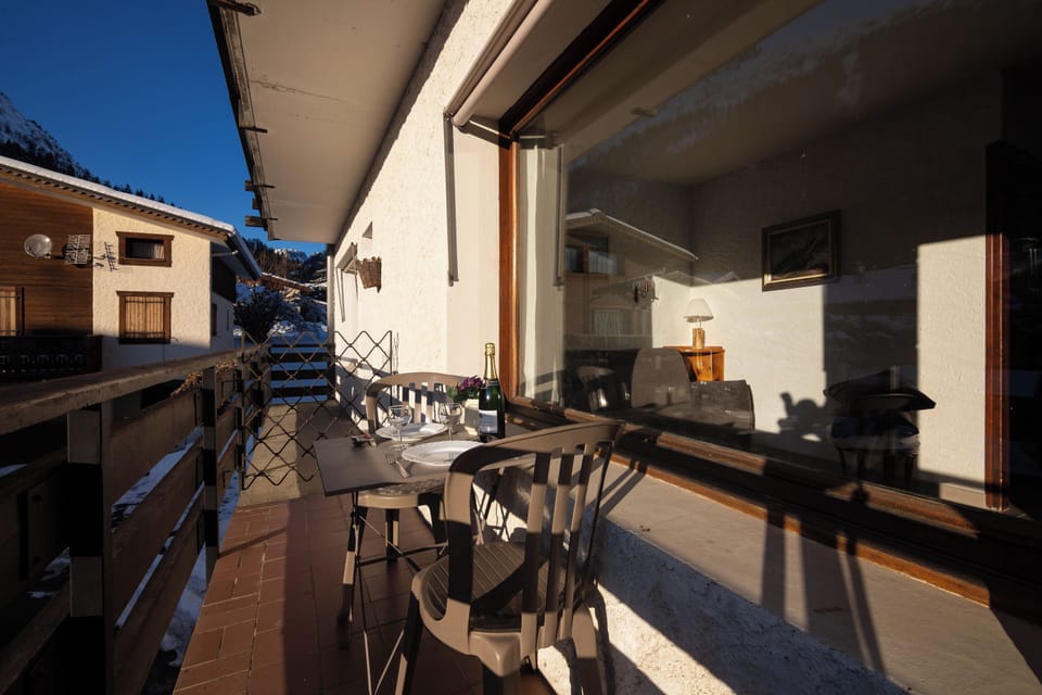 Balcony with dining table perfect for dining Al Fresco
