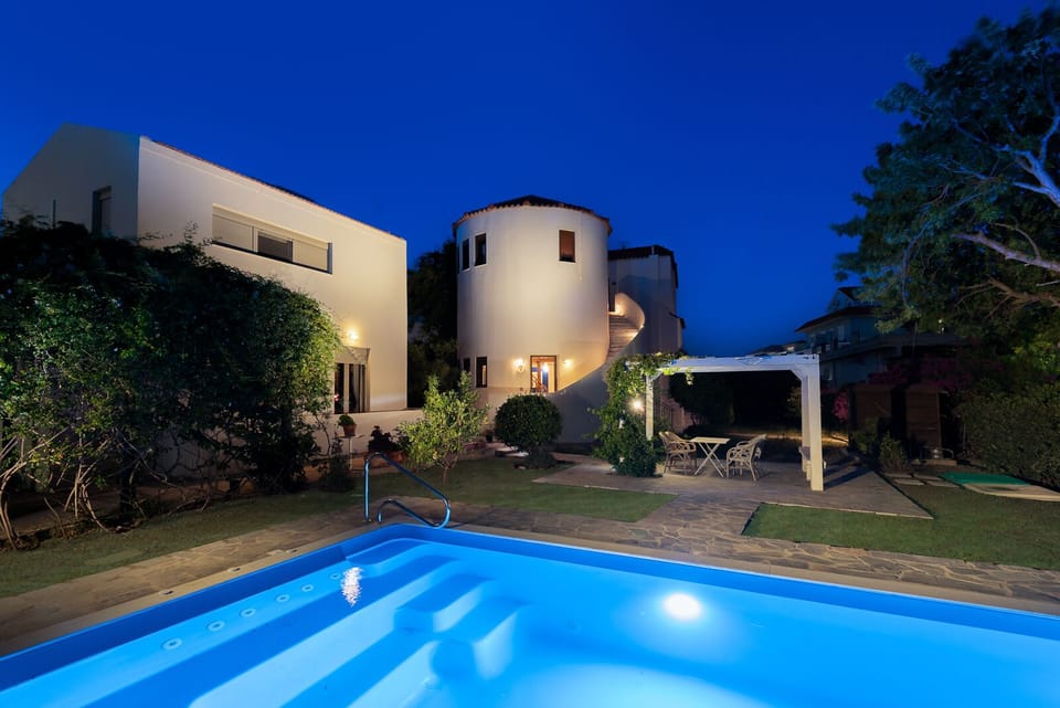 Pool and garden in the evening colours