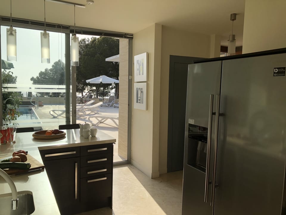Kitchen showing fridge / freezer