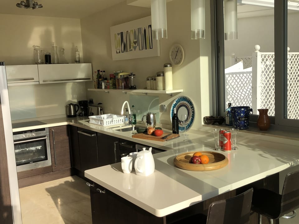 Fully equipped kitchen, hob, microwave, oven, fridge & freezer......