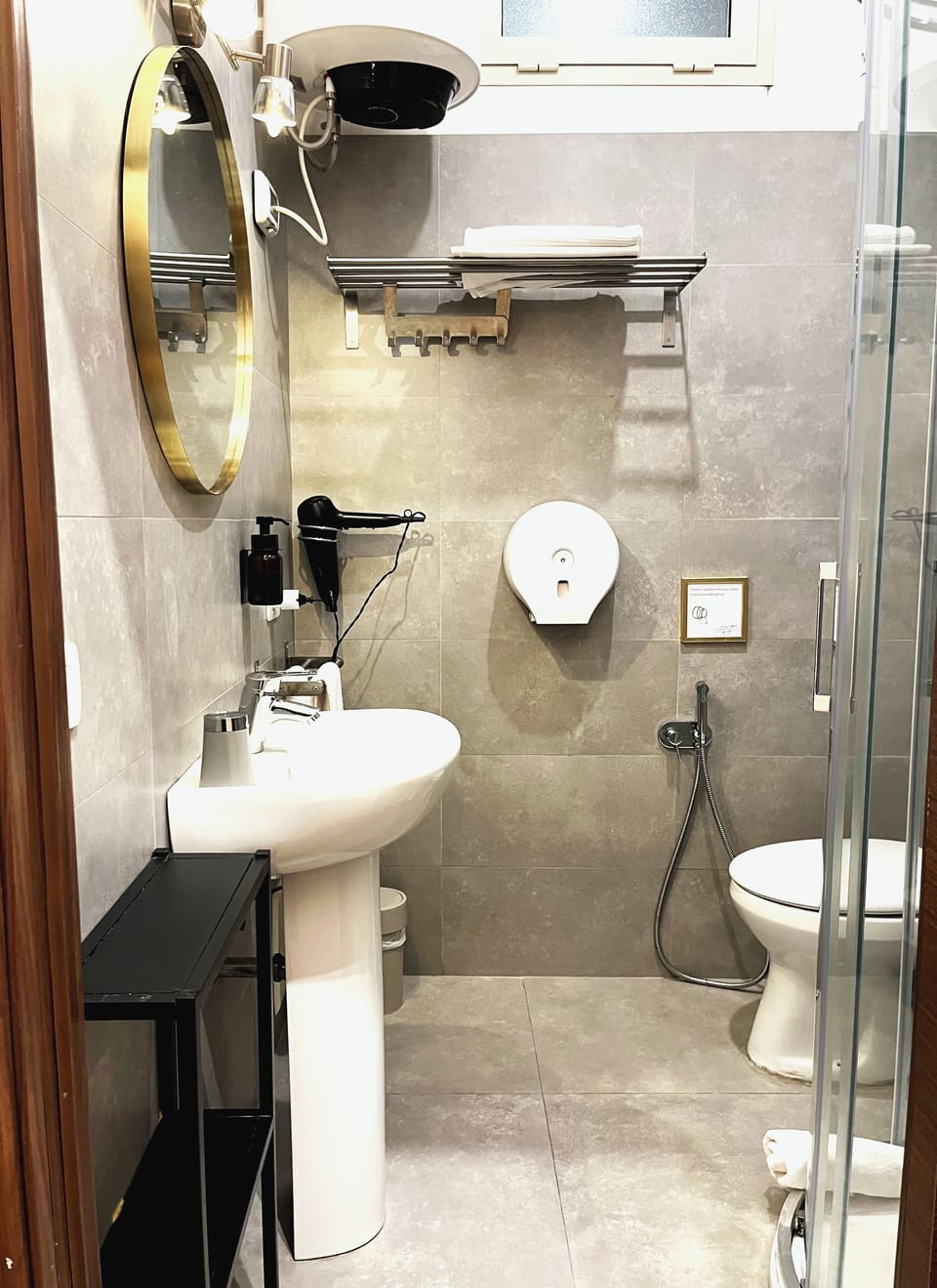 Comfort Triple Room | Bathroom | Shower, hydromassage showerhead, free toiletries, hair dryer