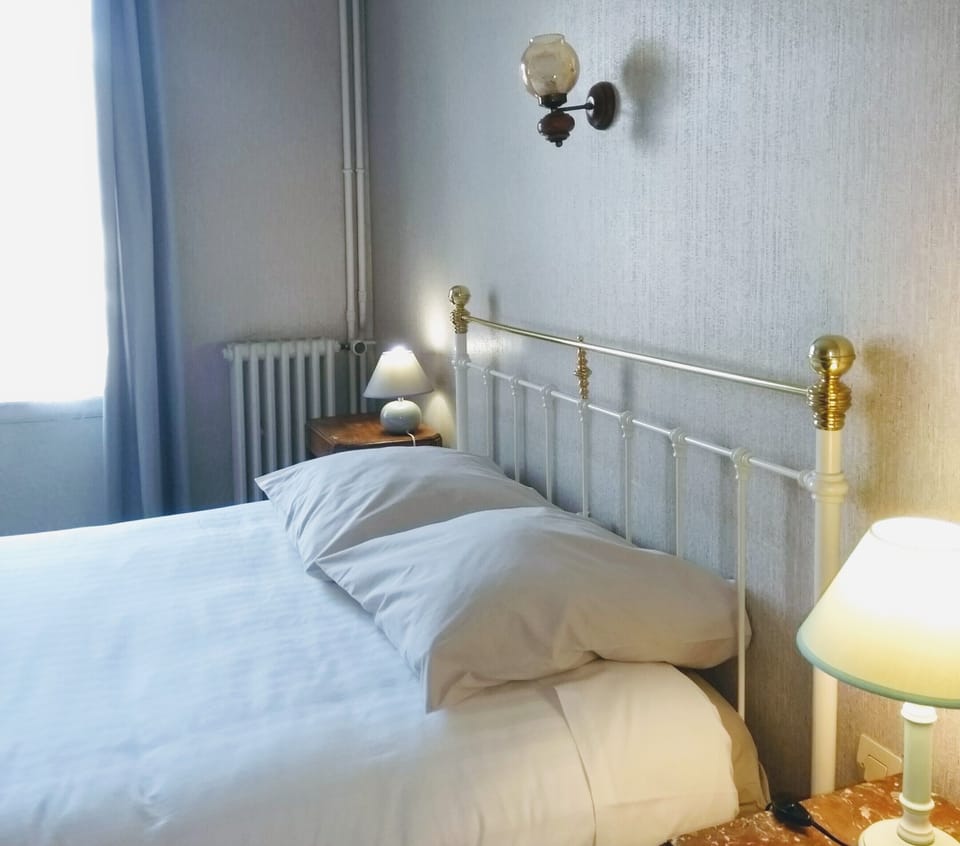 Economy Room, 1 Double Bed | Desk, bed sheets