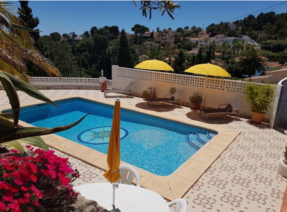 Bright parasols and flowers at the pool side