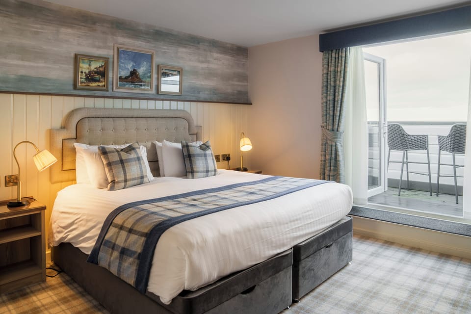 Double or Twin Room with Sea View and Balcony | In-room safe, desk, iron/ironing board, bed sheets