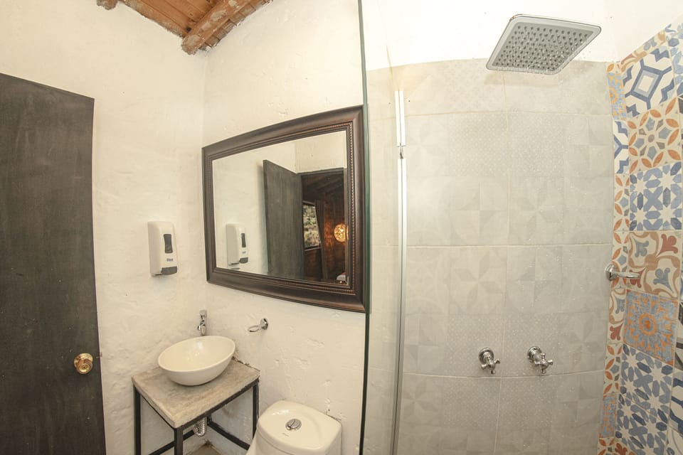 Superior Double Room | Bathroom | Shower, free toiletries, towels