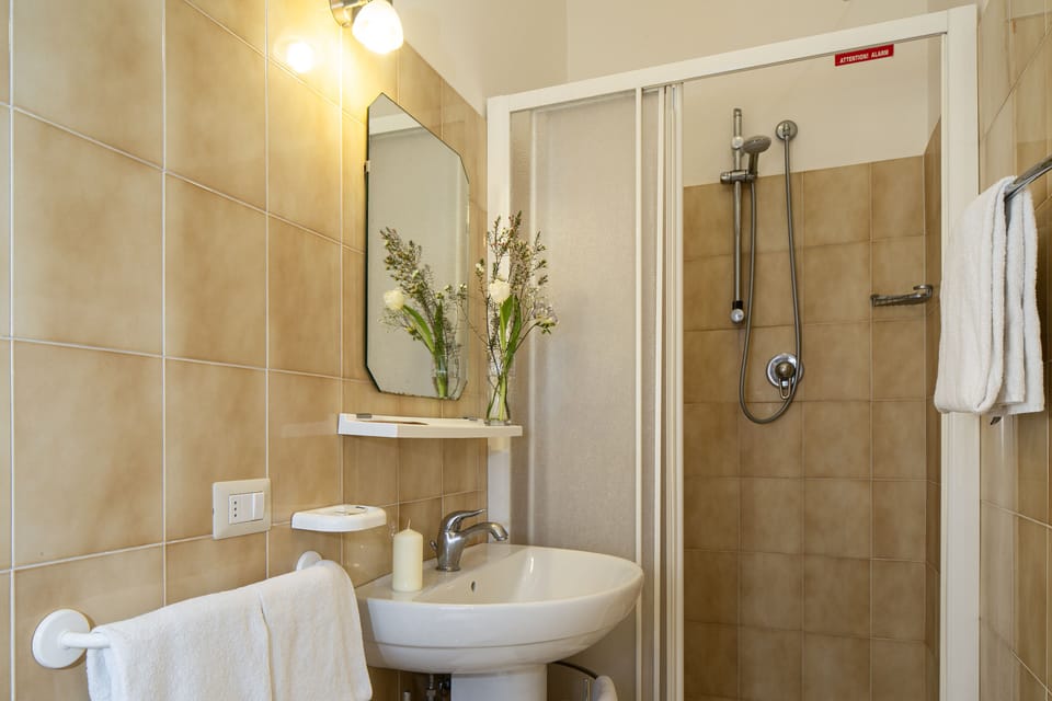 Superior Double Room, Valley View | Bathroom | Shower, free toiletries, hair dryer, bidet