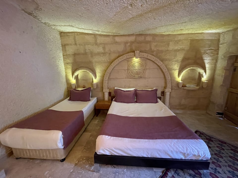 Business Room | 3 bedrooms, desk, laptop workspace, bed sheets