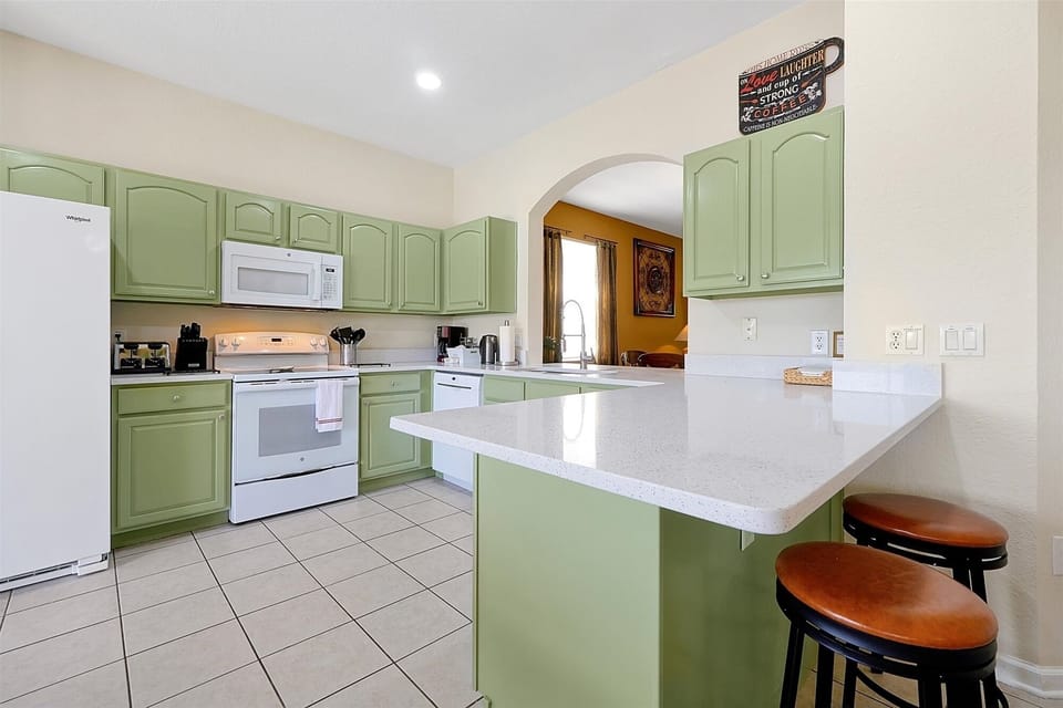 Every kitchen appliance you could possibly want and spotless throughout 🤩