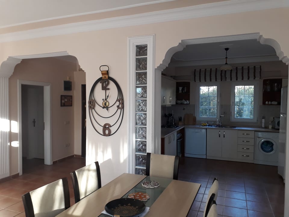 Dining area, kitchen & hallway 