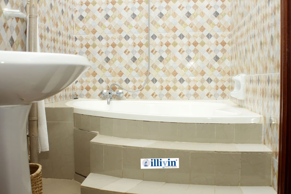 Superior Double Room, Non Smoking | Bathroom | Deep soaking tub, rainfall showerhead, free toiletries, hair dryer