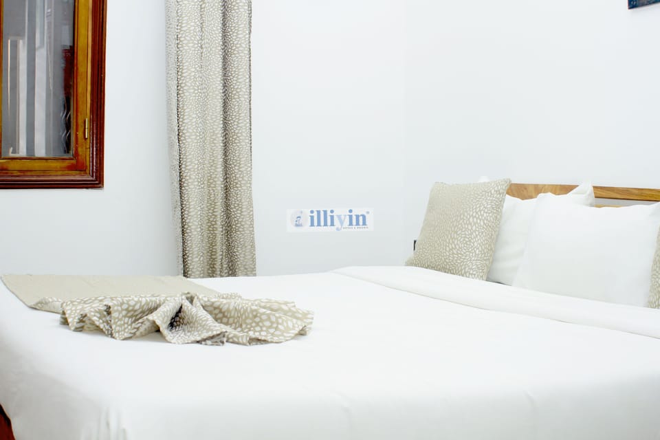 Standard Double Room, Non Smoking | Minibar, in-room safe, desk, blackout drapes