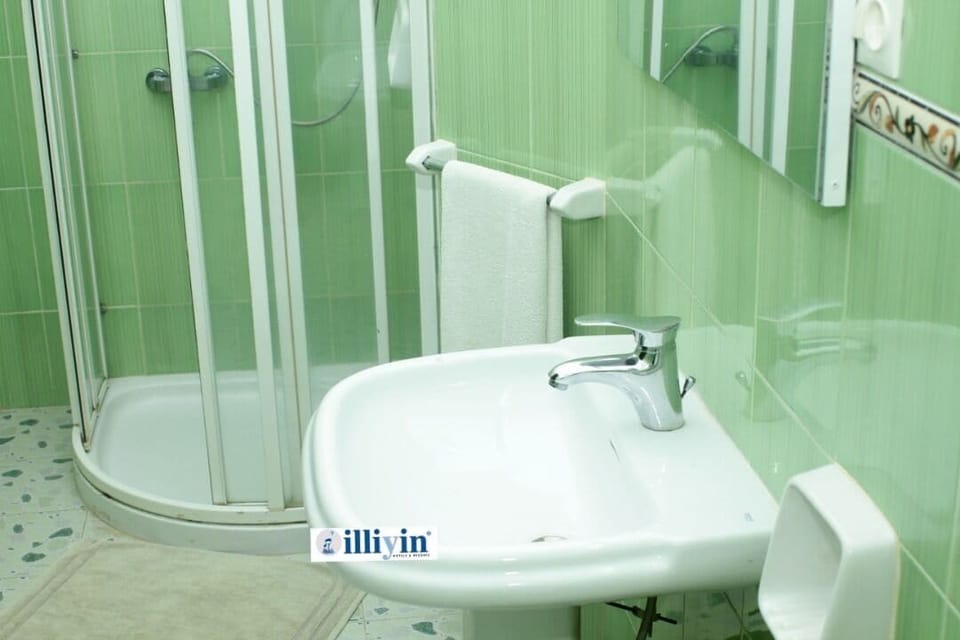 Junior Double or Twin Room, Non Smoking | Bathroom | Deep soaking tub, rainfall showerhead, free toiletries, hair dryer