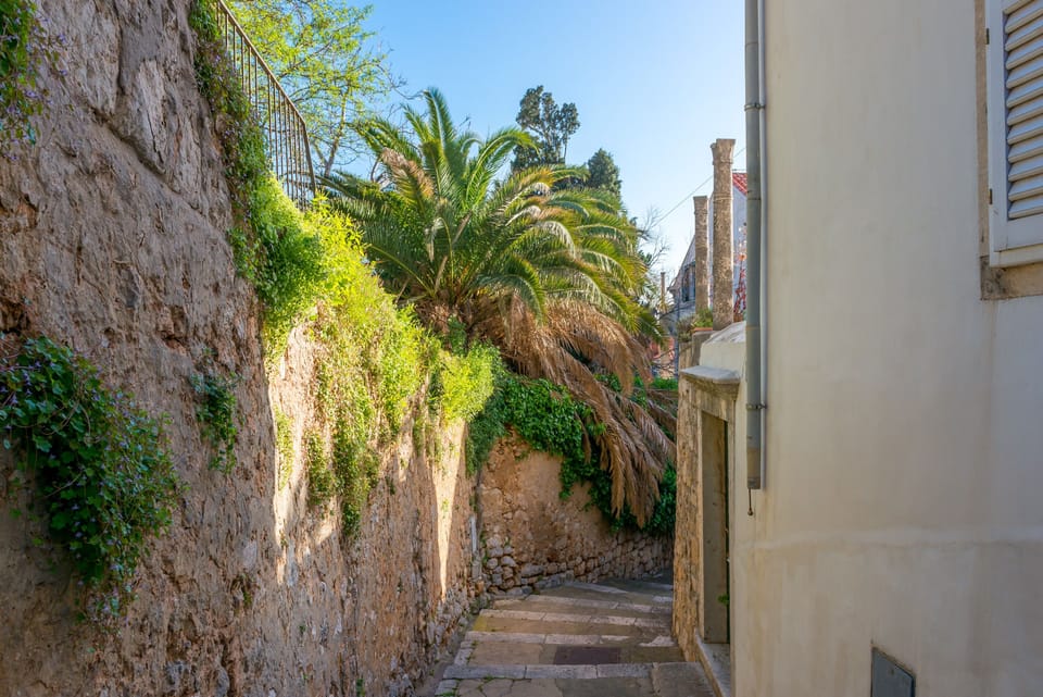 Path to Old Town and beach
