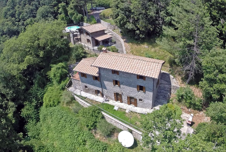 CARPARK AT TOP, METATO WITH POOL BEHIND,  FARMHOUSE
IN FOREGROUND. 
