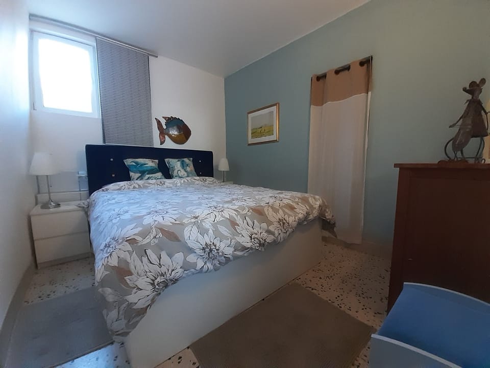 Main bedroom with queen-size bed.