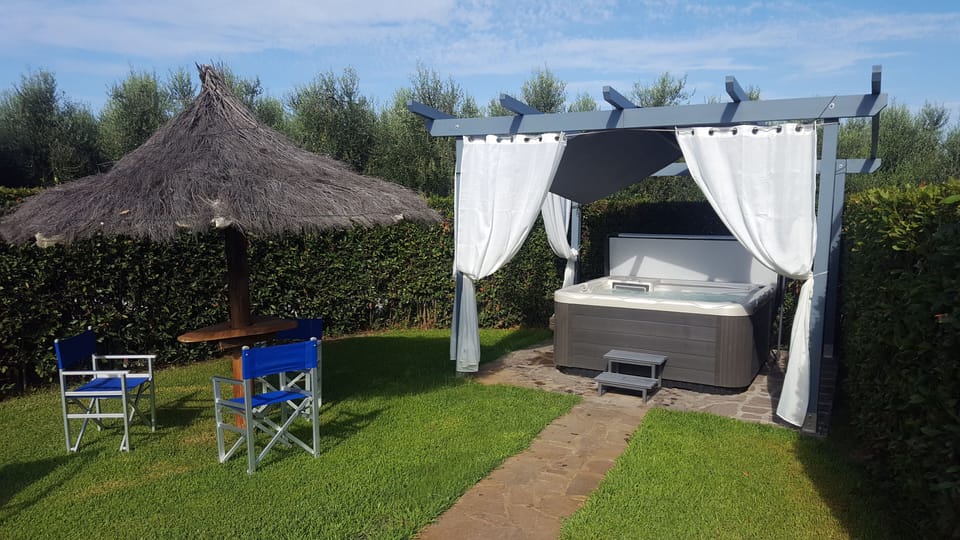 Outdoor spa tub