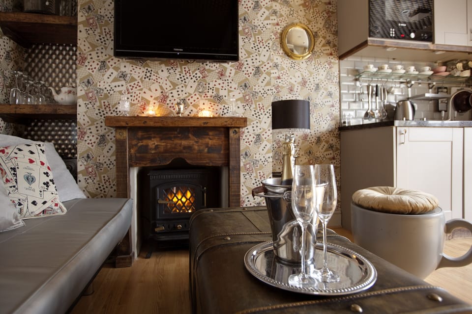 Madhatter Lounge