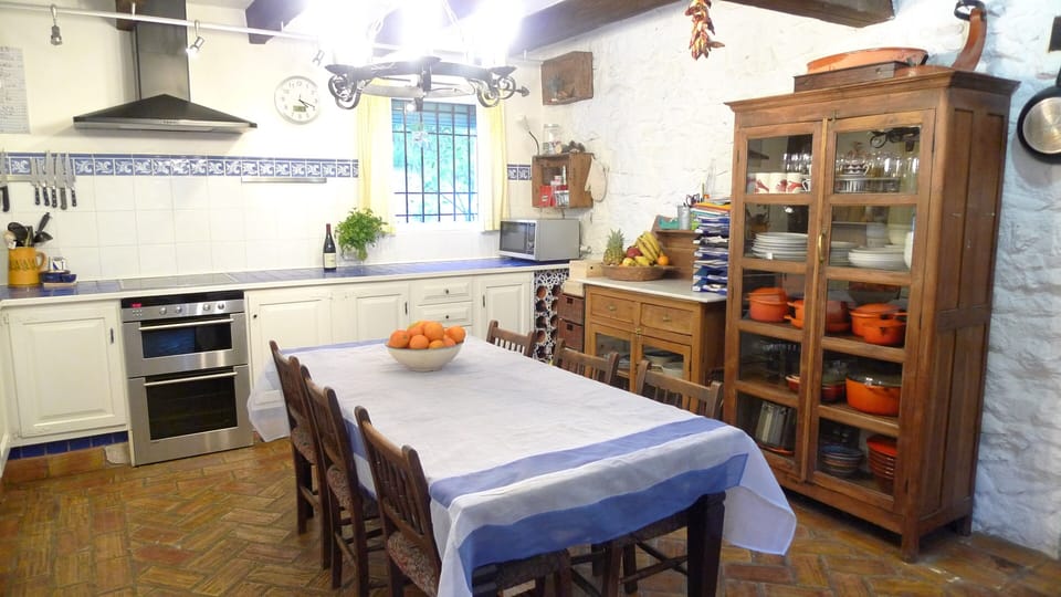 Kitchen diner, bright and perfect for families