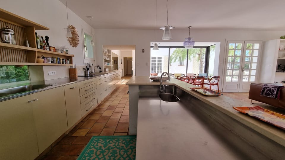 Kitchen with a large american fridge and 2 separate sinks