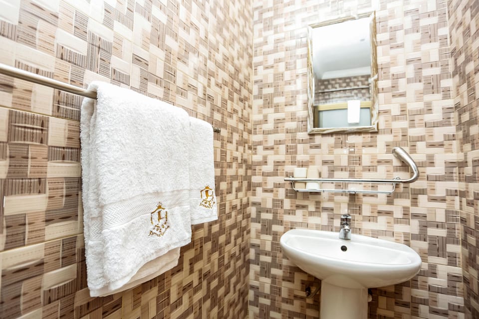 Executive Room, 1 Queen Bed, Non Smoking | Bathroom | Shower, free toiletries, towels, soap