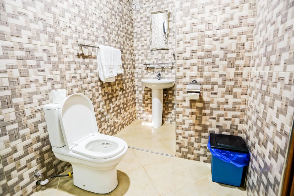 Executive Room, 1 Queen Bed, Non Smoking | Desk, laptop workspace, blackout drapes, WiFi (free)