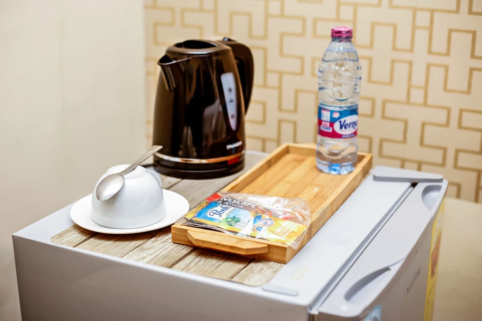 Deluxe Room, 1 Queen Bed, Non Smoking | Desk, laptop workspace, blackout drapes, WiFi (free)