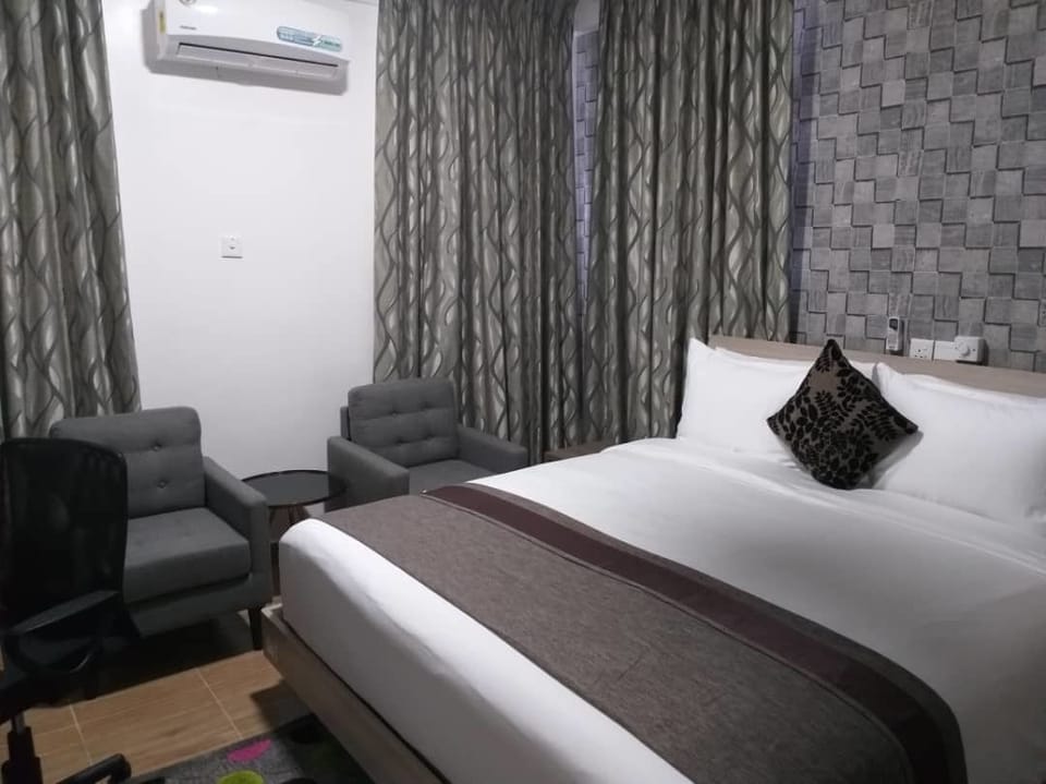 Executive Room, 1 Queen Bed, Non Smoking | Desk, laptop workspace, blackout drapes, WiFi (free)
