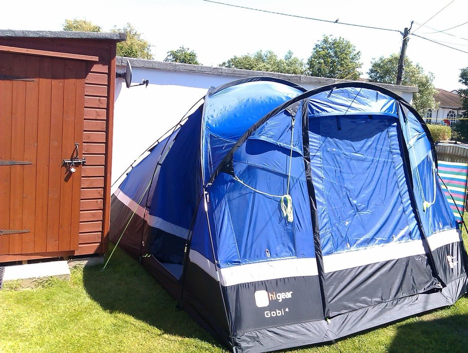 Room for tents if the kids (or parents)Enclosed middle garden for this.