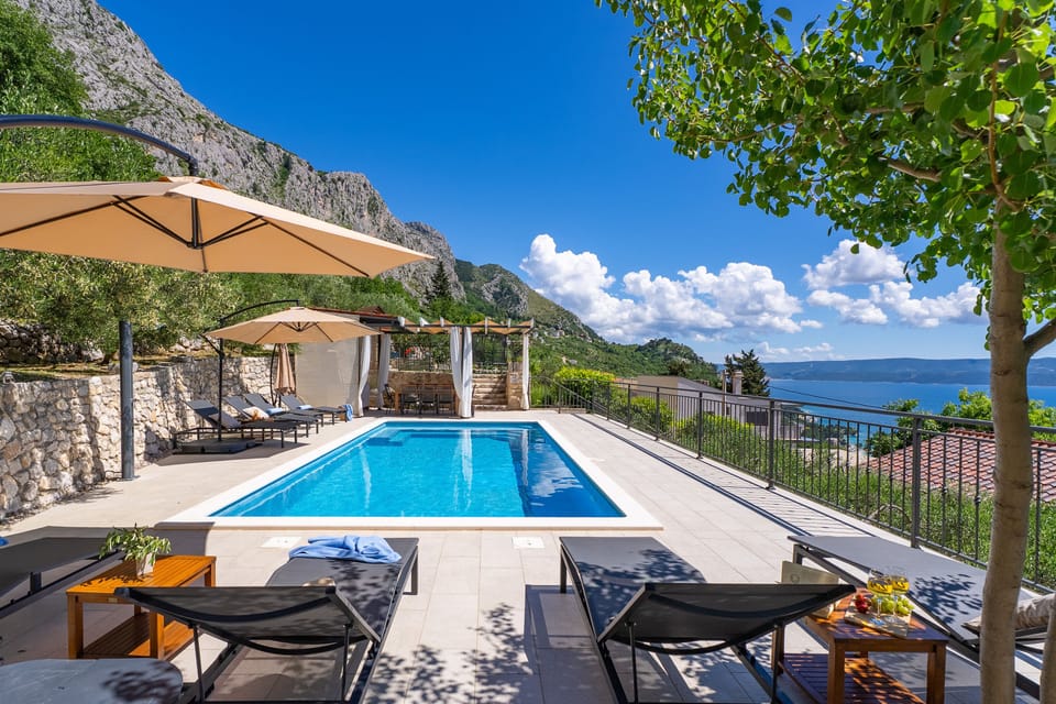 Villa B2B with heated pool and open sea view
