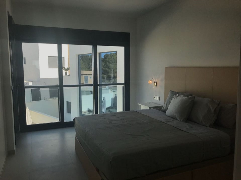 Master bedroom with en suite 