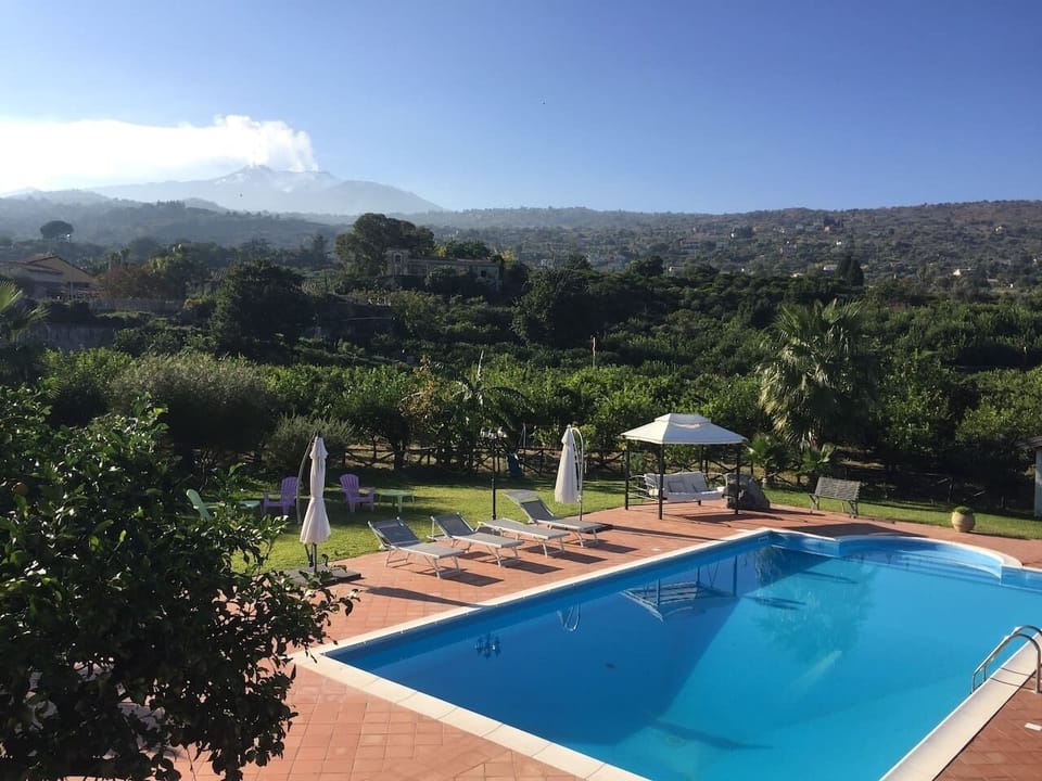 Garden with big private swimming pool VILLA TRINACRIA - SUNTRIPSICILY COM