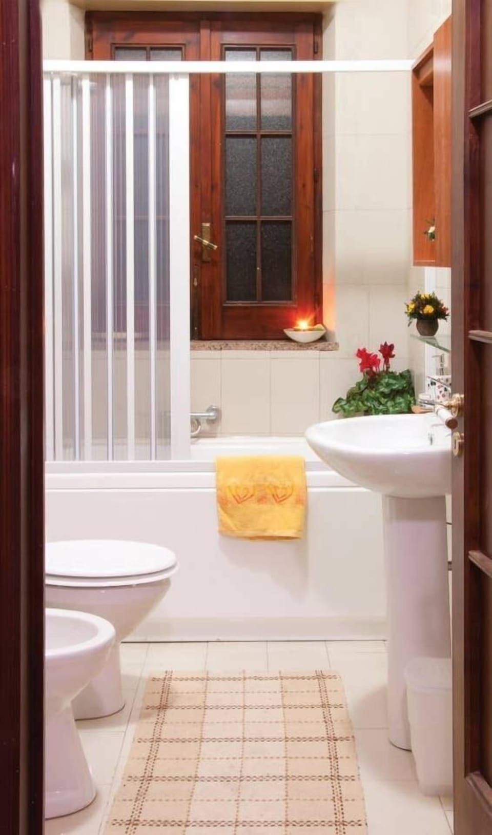 Bathroom with bath tub VILLA TRINACRIA - SUNTRIPSICILY COM