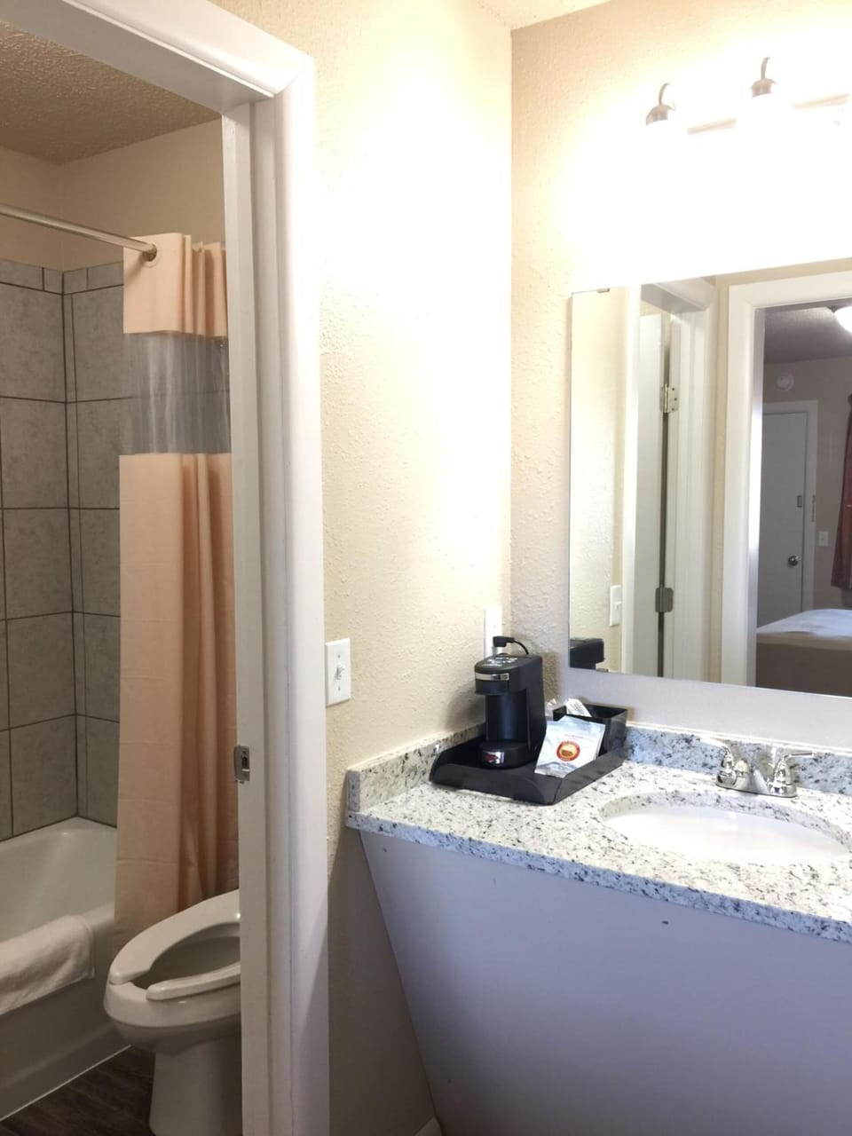 Combined shower/tub, deep soaking tub, towels