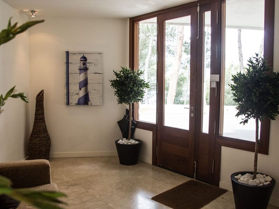 Entrance lobby - shared with villa above