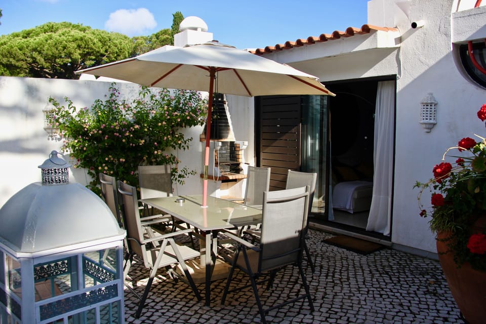 Terrace with a barbecue. Pool is in front and there is a wall assures privacy. 