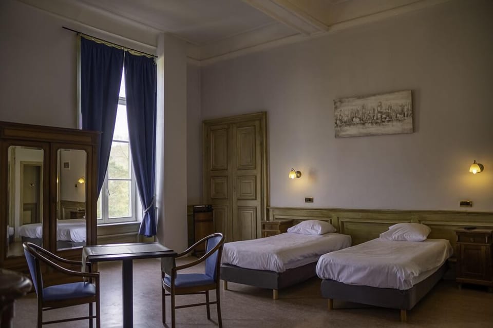Hypo-allergenic bedding, minibar, individually decorated, free WiFi