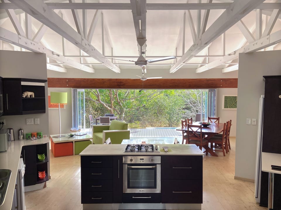 Boutique Green Monkey Orange Sleeps 4  | In-room dining