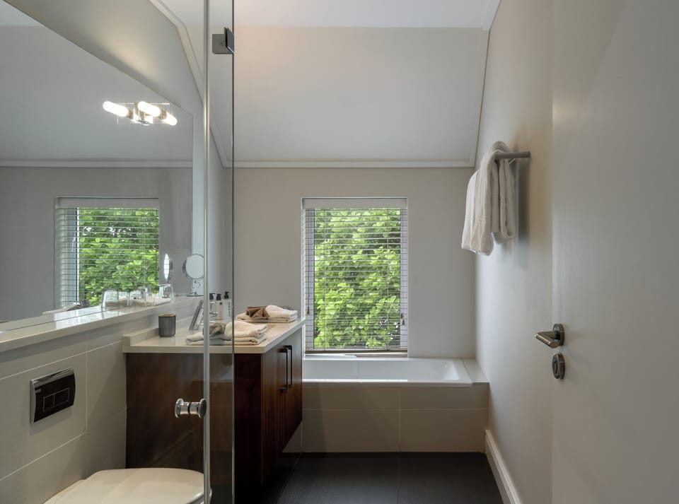 Daedalea | Bathroom | Separate tub and shower, free toiletries, hair dryer, towels