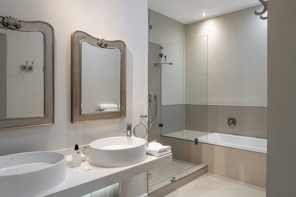 Purpureum | Bathroom | Separate tub and shower, free toiletries, hair dryer, towels