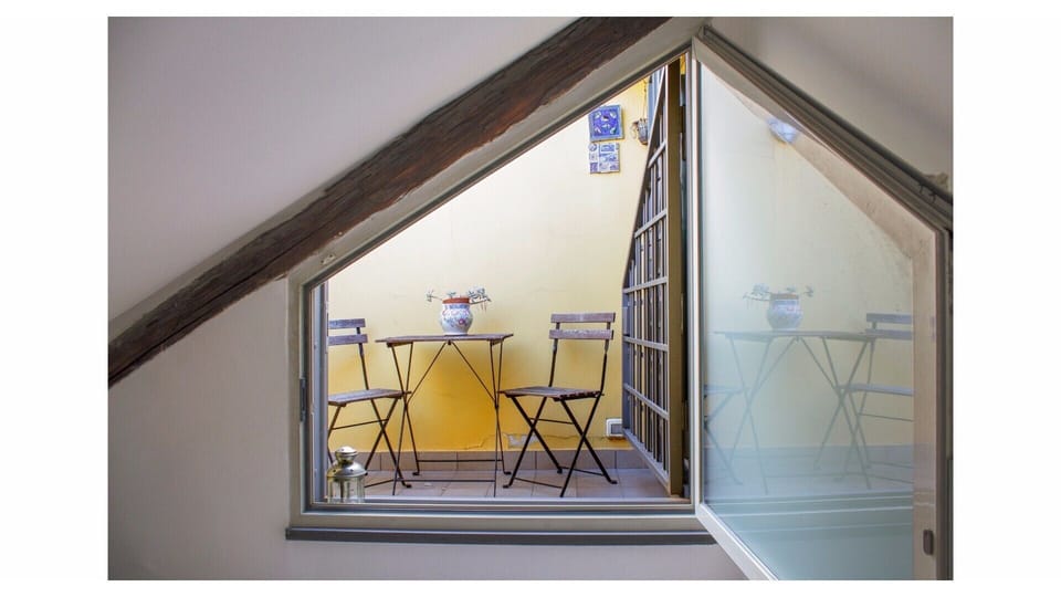 SMALL BALCONY ON THE ROOF