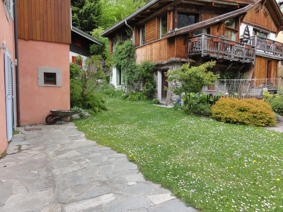 Maison Rose garden