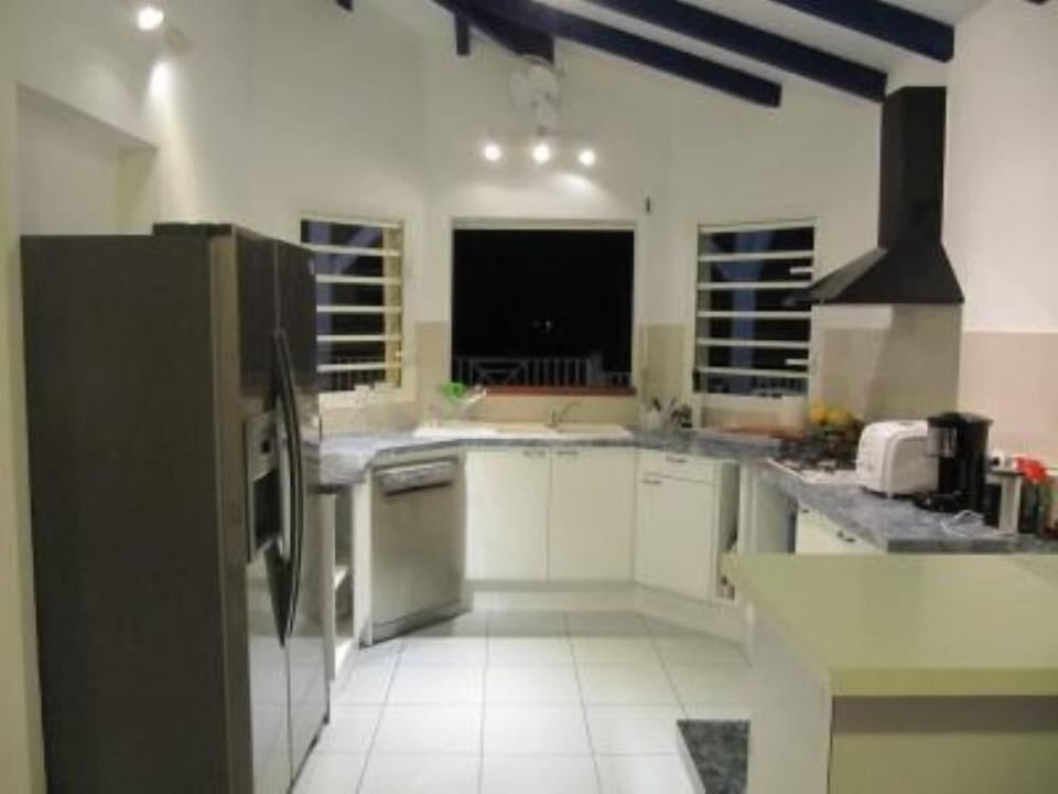 Ventilated kitchen: serving hatch on terrace/pool