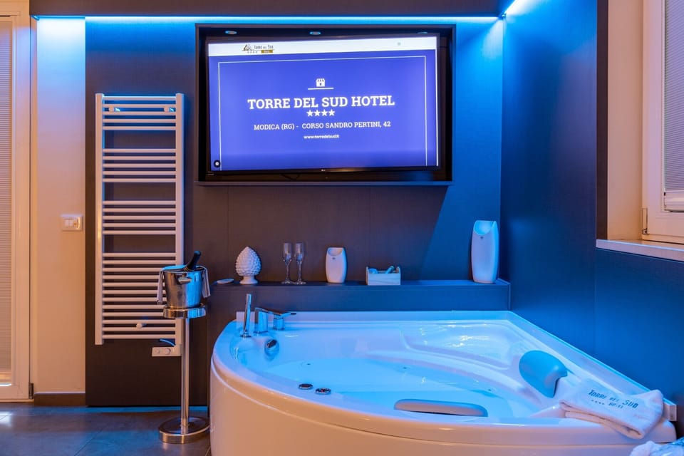 Romantic Studio Suite, 1 Queen Bed, Sauna, Sea View | Private spa tub