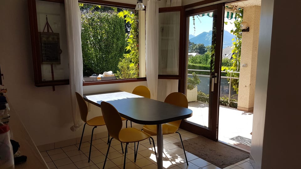 Kitchen breakfast area